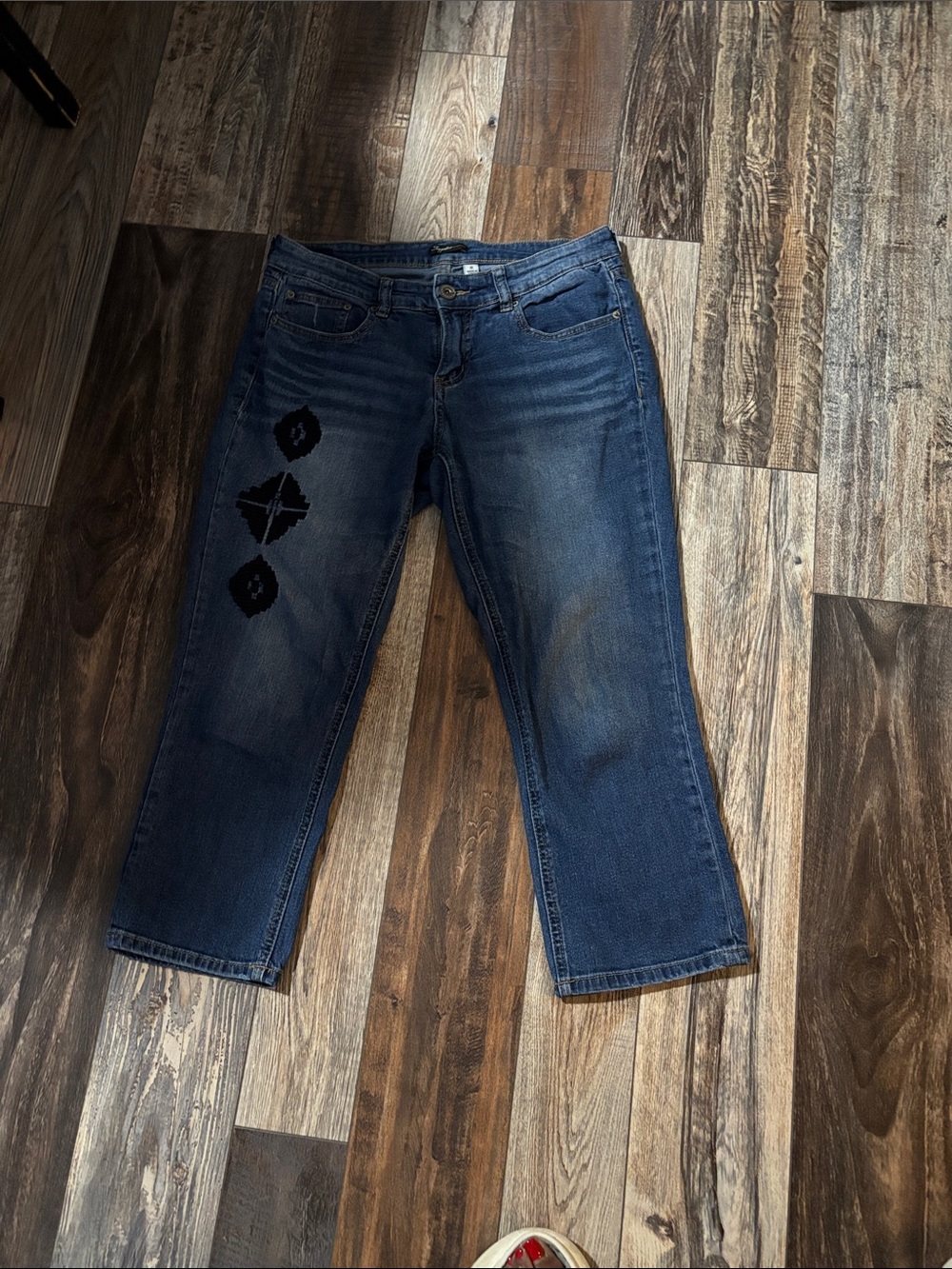 Dark Blue Cropped Women’s Jeans with Embroidered Detail.Waist:16, rise:6 ins22